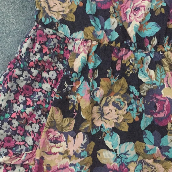 Gorgeous floral dress - Picture 2 of 4